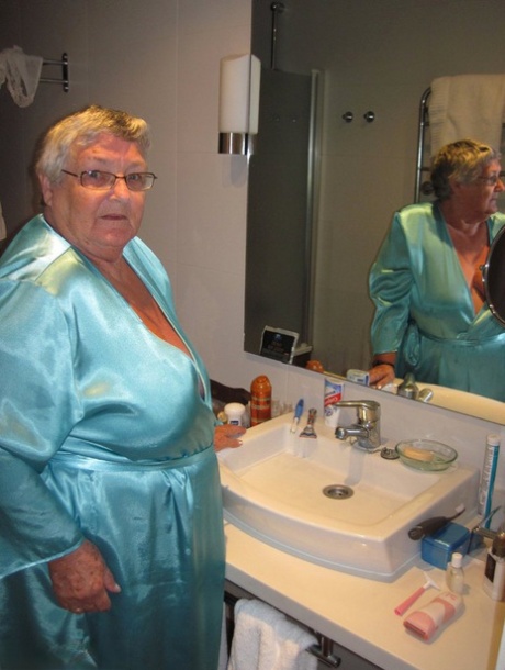 Grandma Libby pornstar naked photo