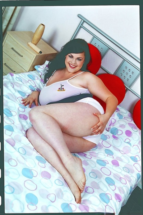 russian girl big boobs pink tank top nudes photo
