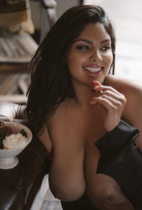 chi chi huge boobs sexy naked img