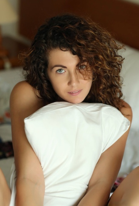 Gia Ren sexy actress photo