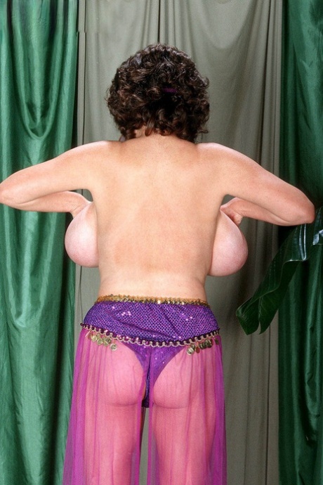 ruwellia huge boobs sexy nudes photo